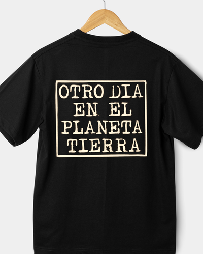 Remera oversize Otro día en el planeta tierra