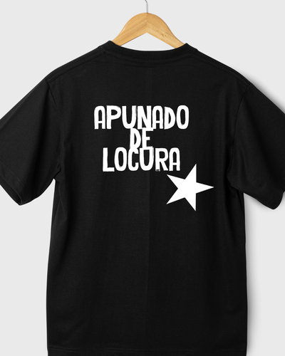 Remera oversize Apunado de locura