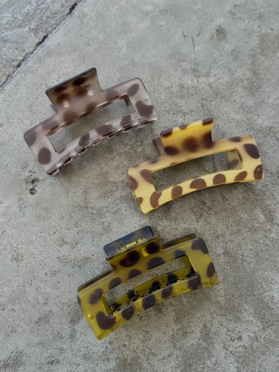 Broche rectangular con estampa infinity 