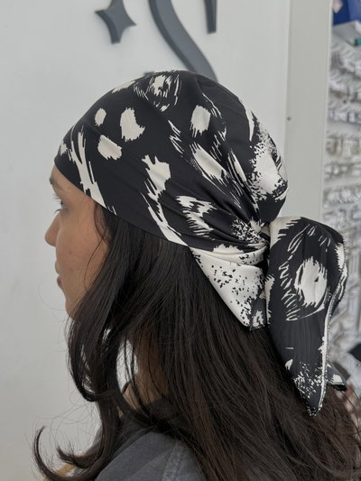 Pañuelo de Seda 70x70 negro con manchas blancas