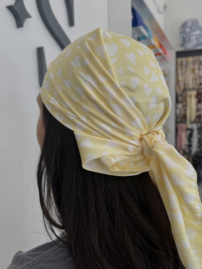 Pañuelo de Seda 70x70 amarillo con corazoncitos