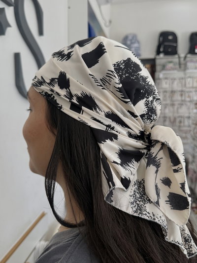 Pañuelo de Seda 70x70 blanco con manchas negras 