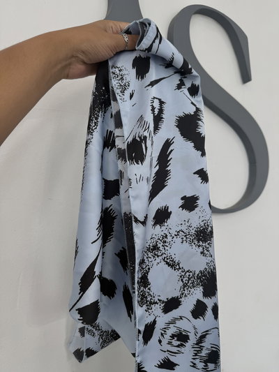 Pañuelo de Seda 70x70 celeste con manchitas 