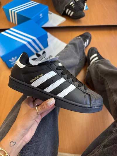 Adi Super Star negra