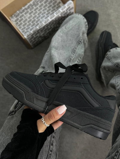 Vns Hylane all black