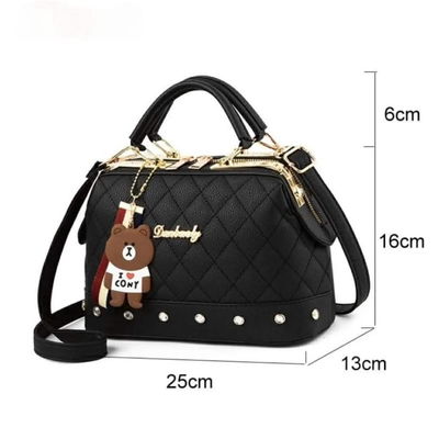 Cartera Baúl Cher– Acolchada con Dijes y Doble Correa  🧸