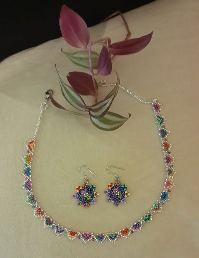 GARGANTILLA  TRIANGULO TEJIDO CON MOSTACILLAS