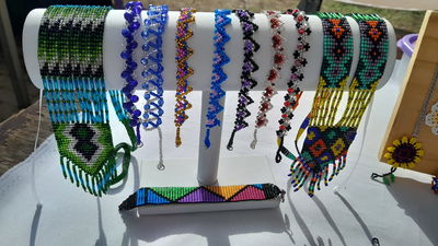 PULSERAS TEJIDAS CON TELAR