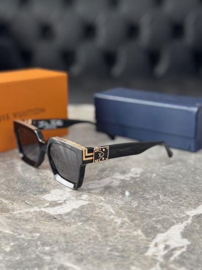 LV Sunglasses black 