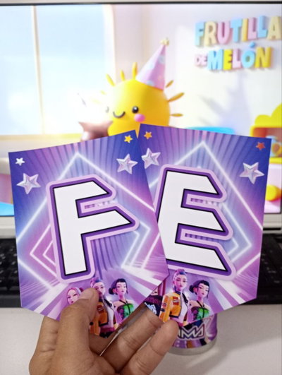 Banderín feliz cumple HUNTRIX 