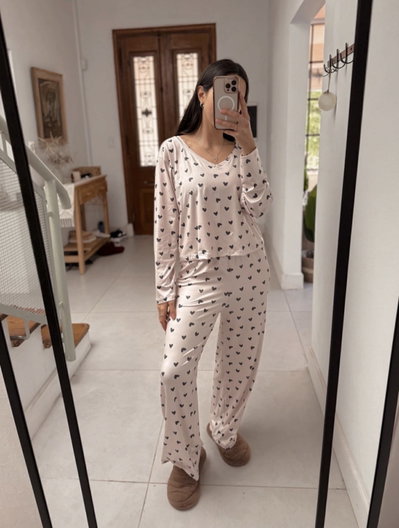 Pijama corazones crema