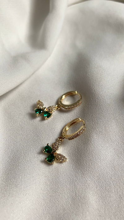 Argollitas con dije de mariposa verde 