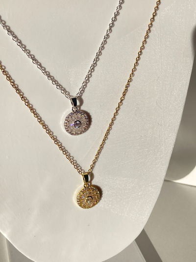collar con dije redondo brillante 