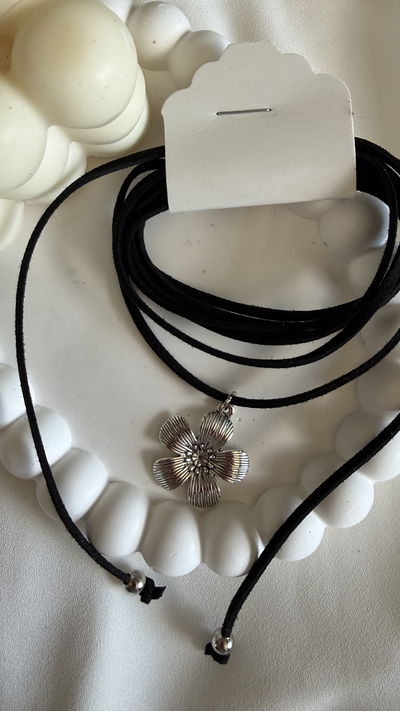 Chocker magnolia gamuza negra