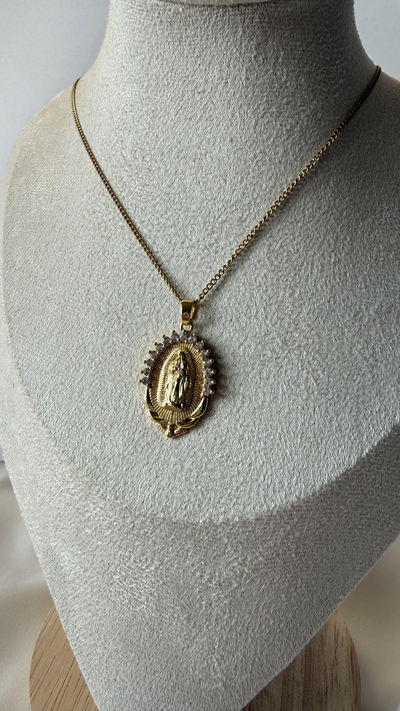 Collar con dije de virgen