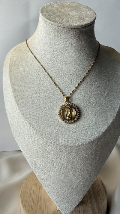 Collar con dije redondo de virgen