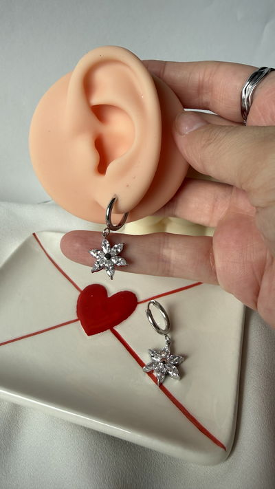 Aros con dije de flor 