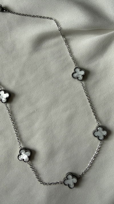 Collar tréboles blancos 