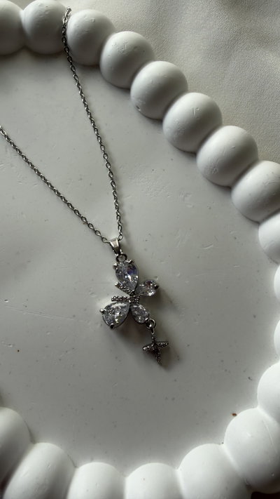 Collar con dije de mariposa 