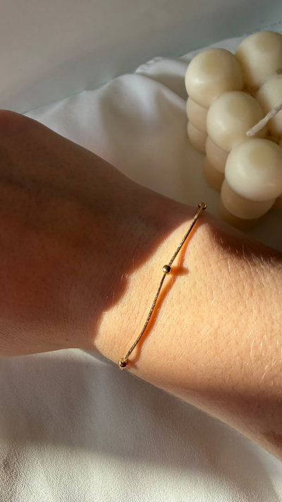 Pulsera con pelotitas