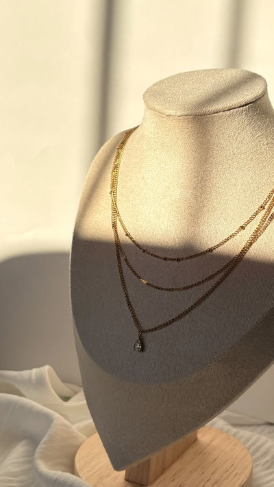 Collar triple con dije gota