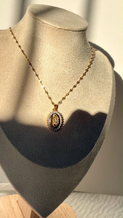 Collar con dije de virgen 