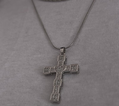 Collar cruz plateado