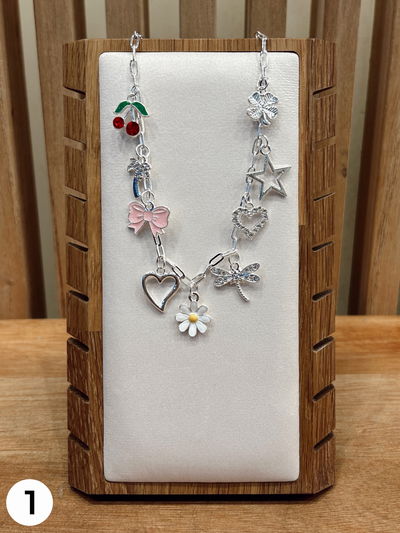 Collar de Acero Blanco con Dijes 