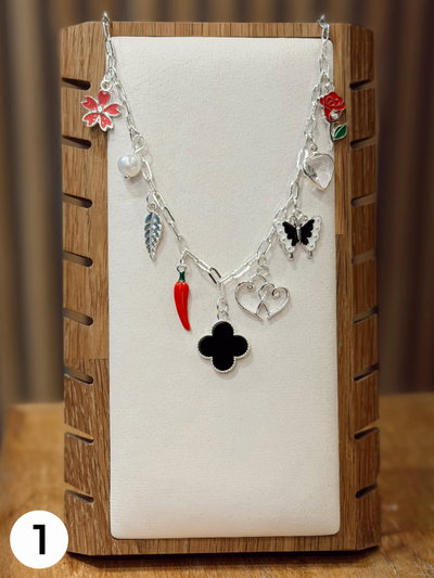Collar de Acero Blanco con Dijes
