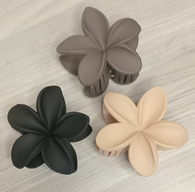 Broche flor hawaiana 8cm matte
