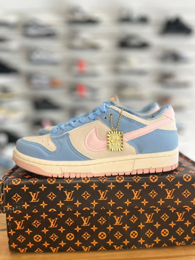 NIKE SB DUNK LOW LOUIS VUITTON CELESTE - ROSADO