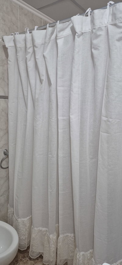 Cortina de baño blanca con encaje