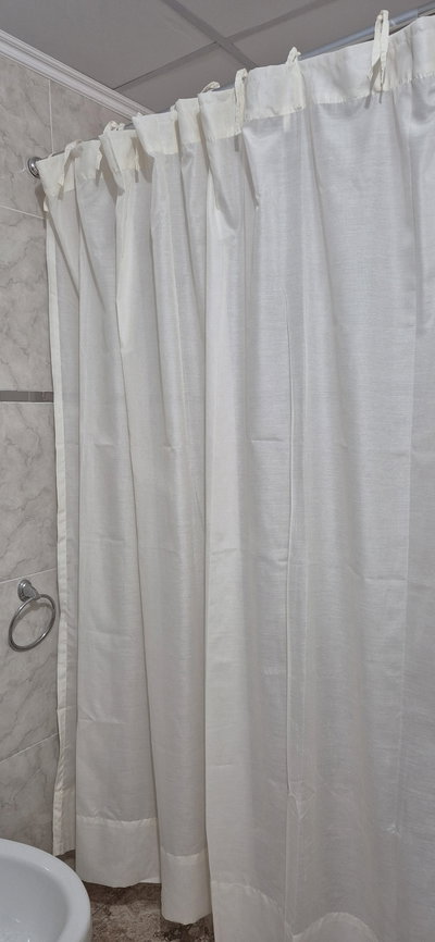 Cortina de baño blanca lisa