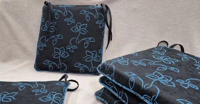 Almohadones de silla negros con detalle en azul