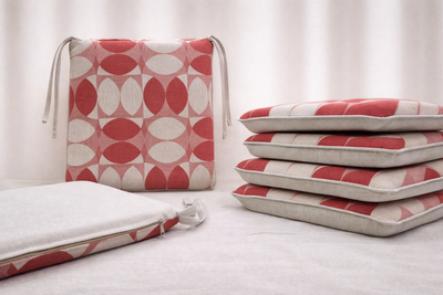 Almohadones de silla beige con detalles en rojo