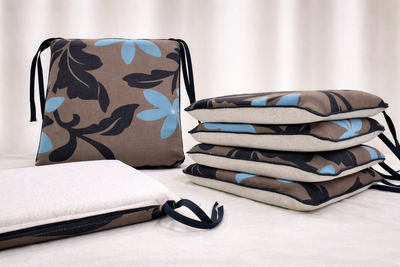 Almohadones de silla chocolate con detalles en azul