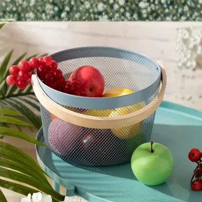 canasto de metal con manija de madera 