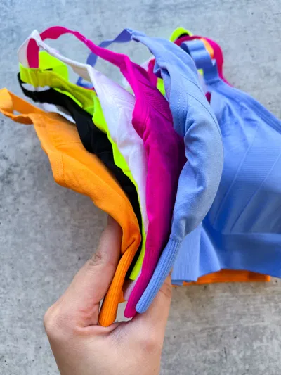 Top deportivo con cierre delantero Art 3