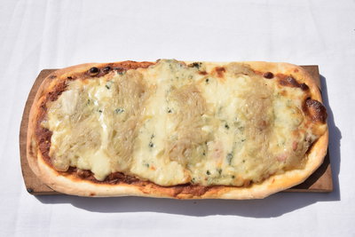 Pizza de cebolla caramelizada y roquefort