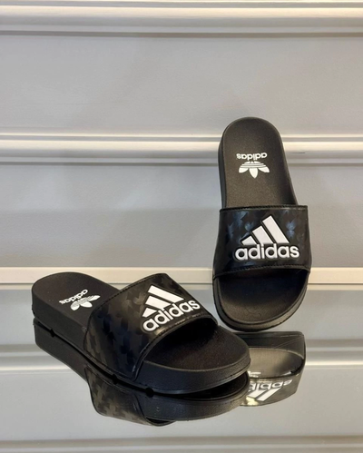 Ojota Adidas, logo blanco