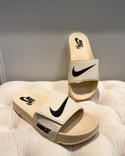 Ojota Nike con velcro crema