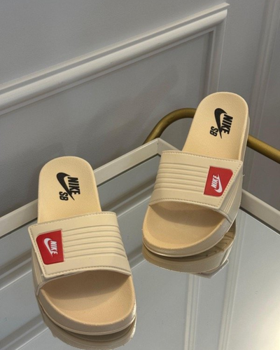 Ojota Nike con velcro, cream