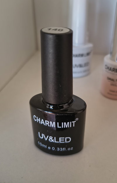 Esmalte negro charm límit 