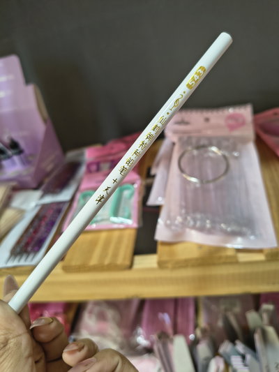 Lapiz levanta strass