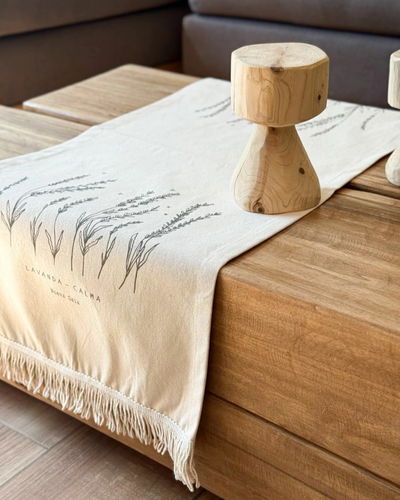 Camino de mesa con flecos (lavandas - natural)