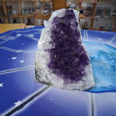 DRUSA AMATISTA CON BASE - 1145 gramos