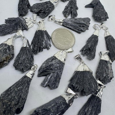 DIJE CIANITA NEGRA CHICA (ESCOBA DE BRUJA) - En bruto con electroplay