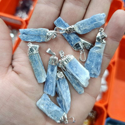 DIJE CIANITA AZUL MEDIANA - En bruto con electroplay