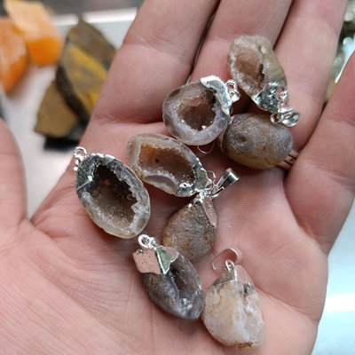 DIJE GEODITA ÁGATA NATURAL - En bruto con baño de plata