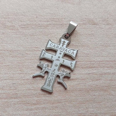 DIJE CRUZ DE CARAVACA - Acero quirúrgico